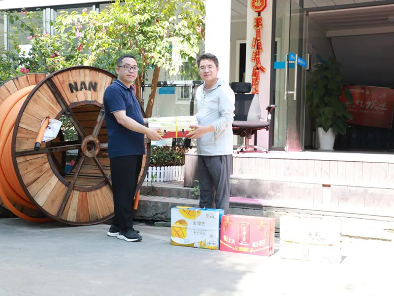 夏日宁国海鸿公司工程管理中心慰问一线施工员工